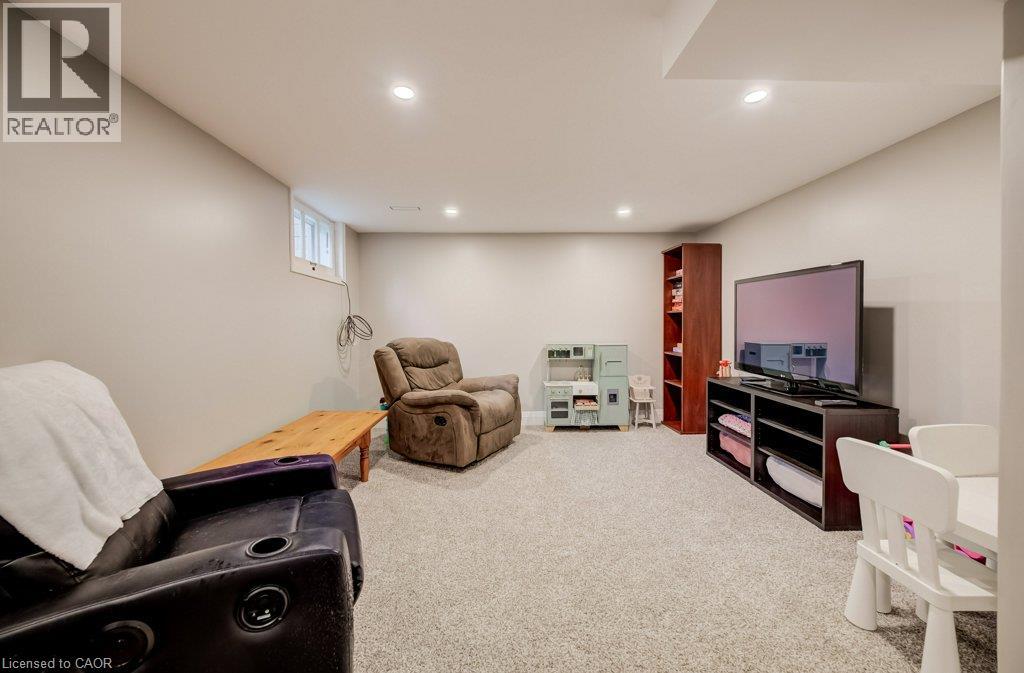 37 Margaret Avenue N Property Photo 32