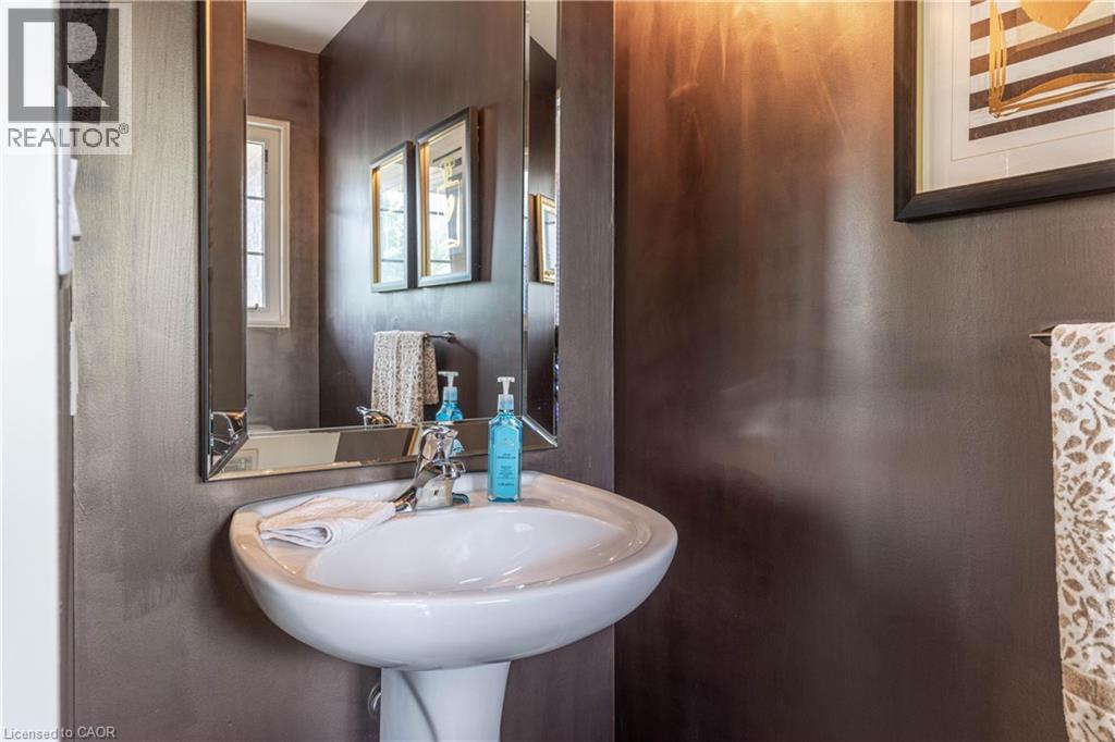 8625 Upper Canada Drive Property Photo 12