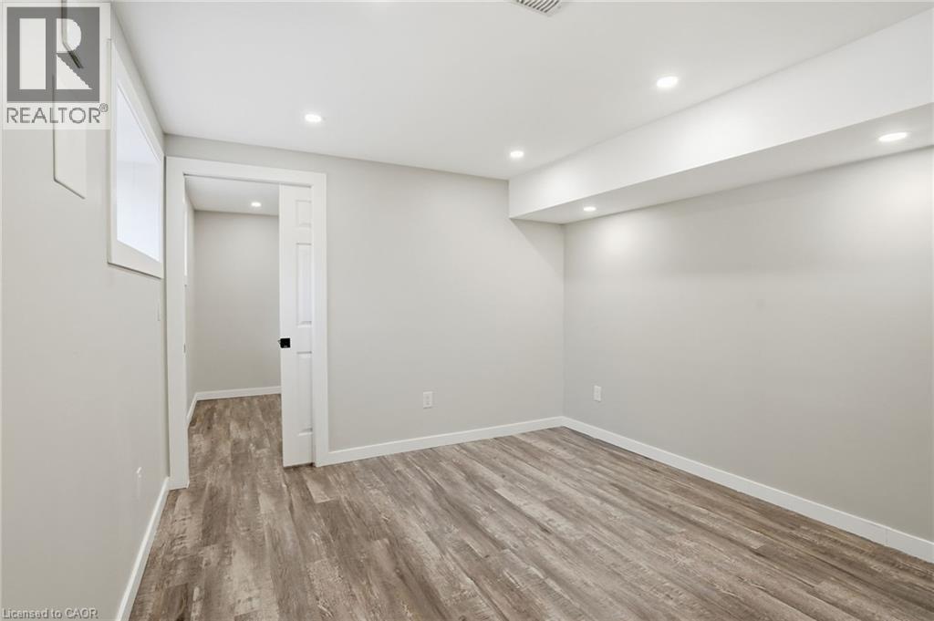 43 Fleming Crescent Unit# Lower Property Photo 12