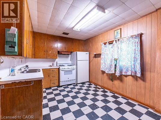 35 Sherman Avenue N Property Photo 13
