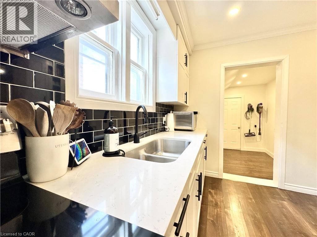 280 Douro Street Property Photo 22
