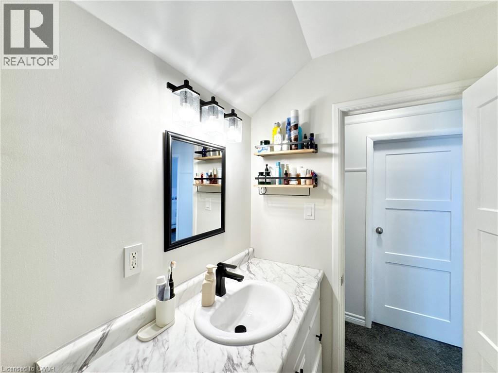 280 Douro Street Property Photo 38