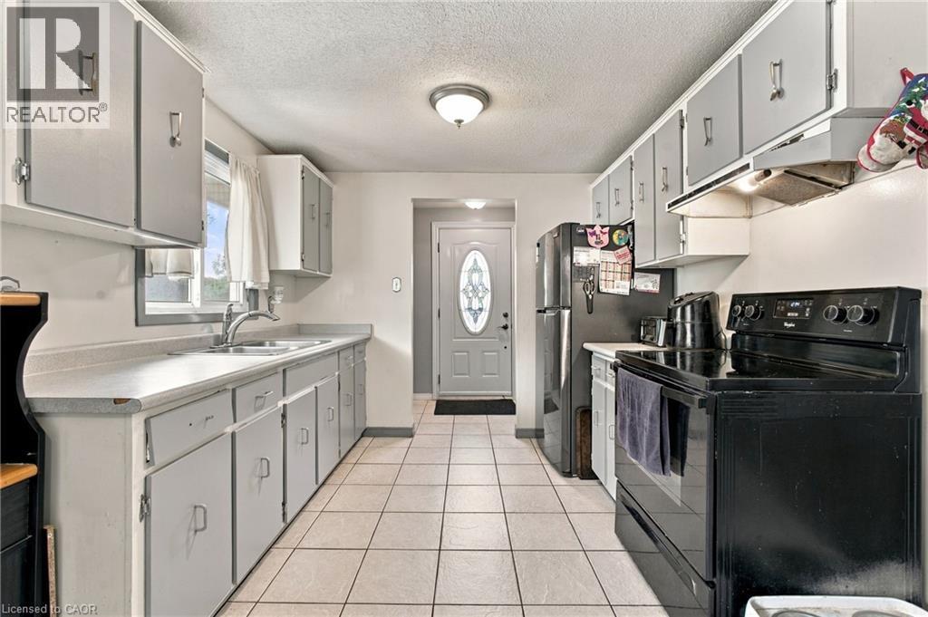 135 Cedarhill Crescent Property Photo 3