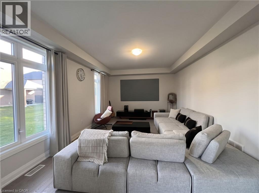 7474 Sherrilee Crescent Property Photo 10