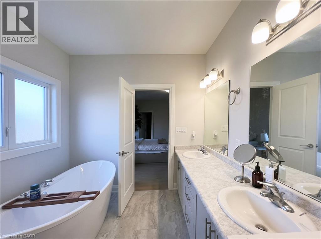 7474 Sherrilee Crescent Property Photo 21