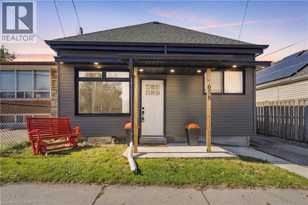 658 UPPER WELLINGTON Street Property Photo 1