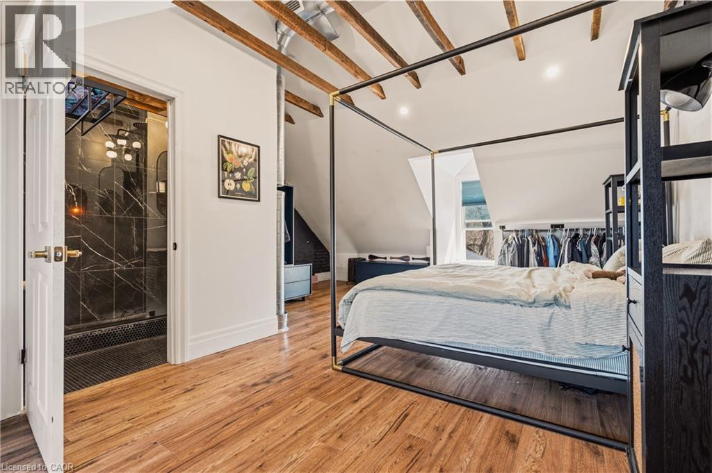 158 Hunter Street E Property Photo 8