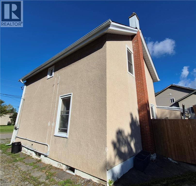 20 Carleton Street N Property Photo 21