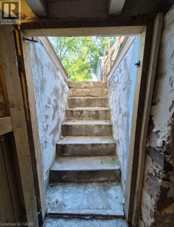 20 Carleton Street N Property Photo 27