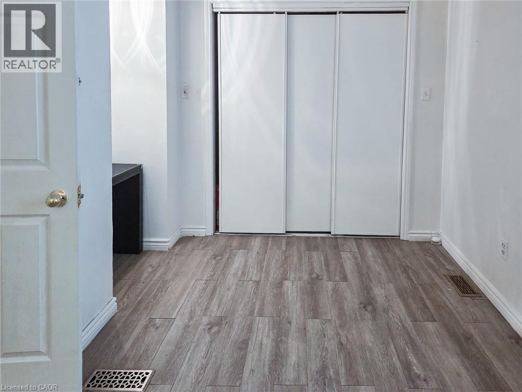 212 Niagara Street Property Photo 4