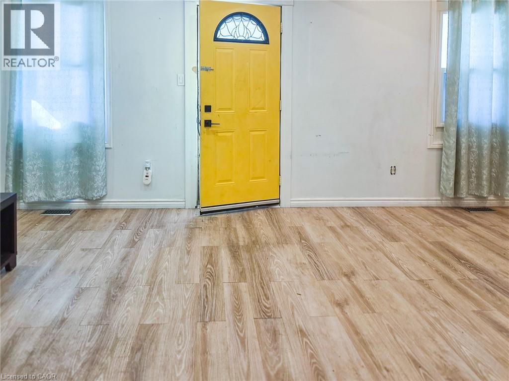 212 Niagara Street Property Photo 7
