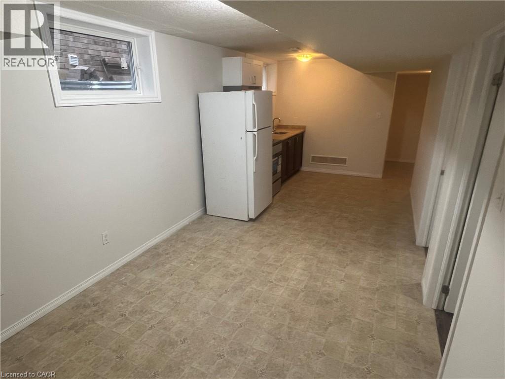 14 Iron Gate Street Unit# Lower Property Photo 4