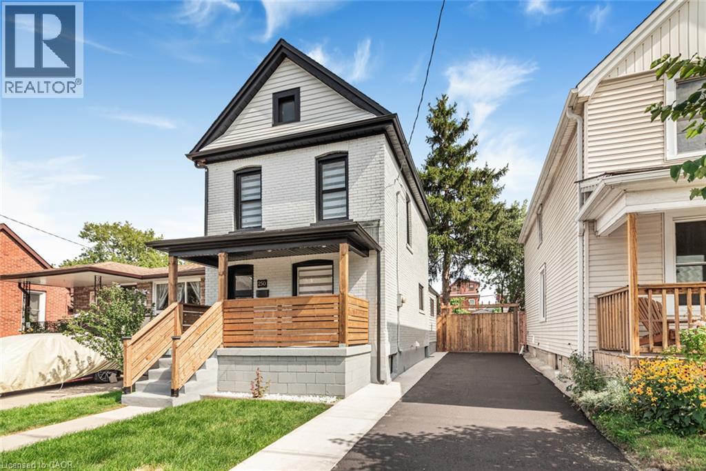 250 Rosslyn Avenue N Property Photo 1