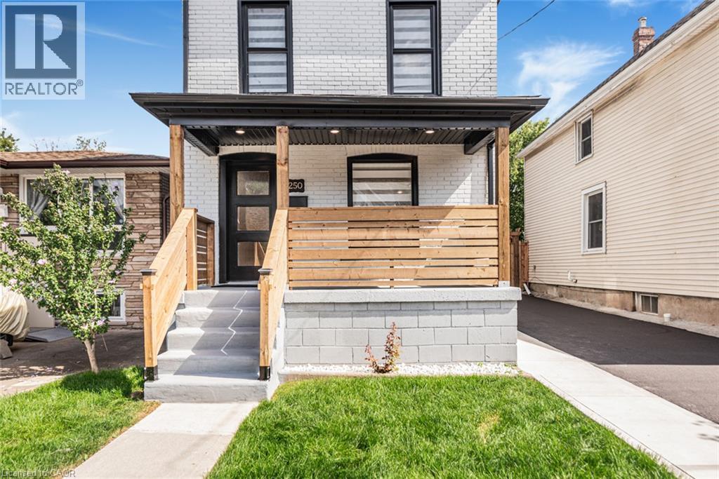 250 Rosslyn Avenue N Property Photo 4
