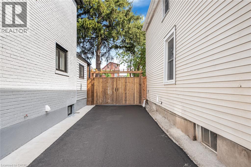 250 Rosslyn Avenue N Property Photo 6