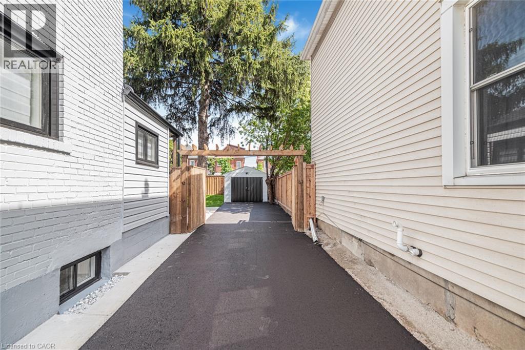 250 Rosslyn Avenue N Property Photo 7