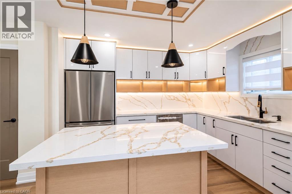 250 Rosslyn Avenue N Property Photo 14
