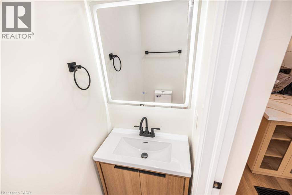 250 Rosslyn Avenue N Property Photo 17