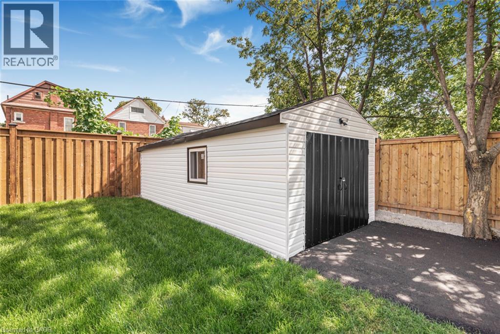 250 Rosslyn Avenue N Property Photo 38