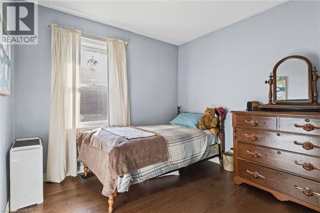 366 East 17th Street Property Photo 23