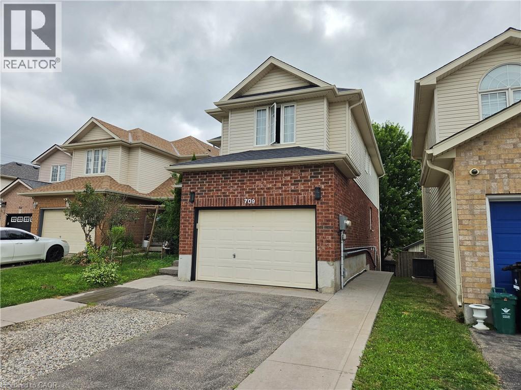 709 Windflower Crescent Property Photo 2