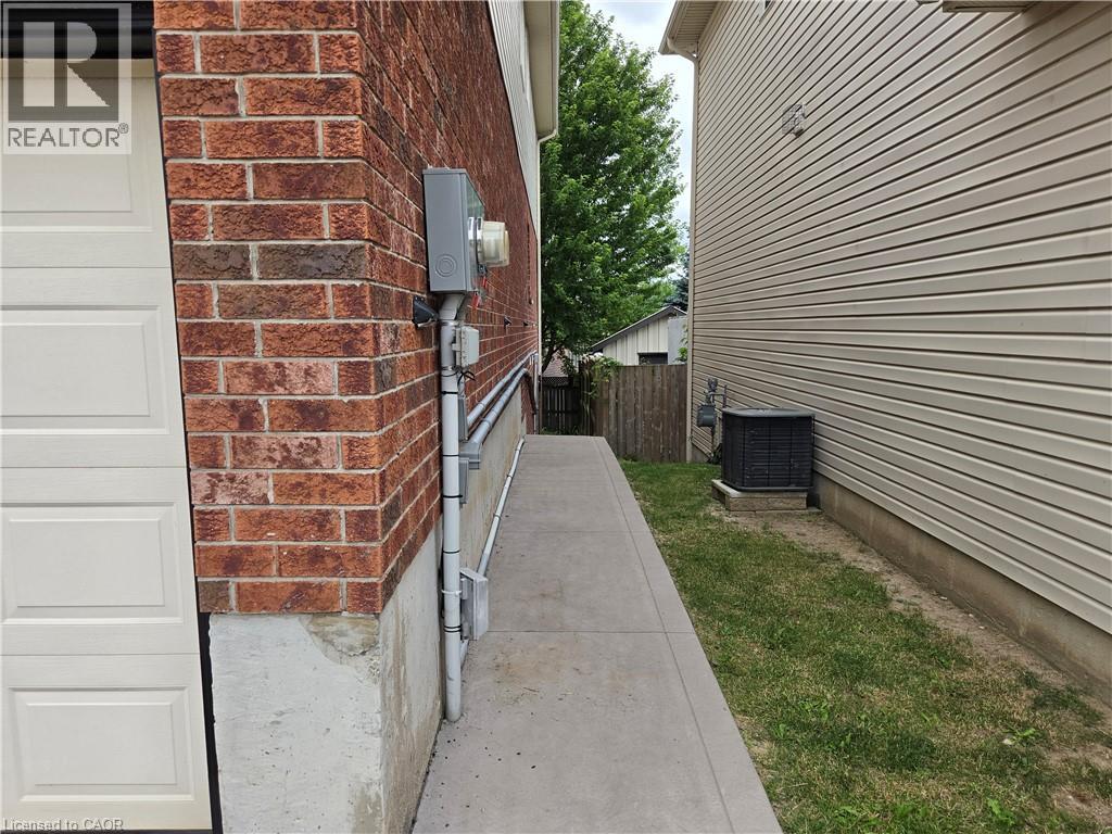 709 Windflower Crescent Property Photo 4