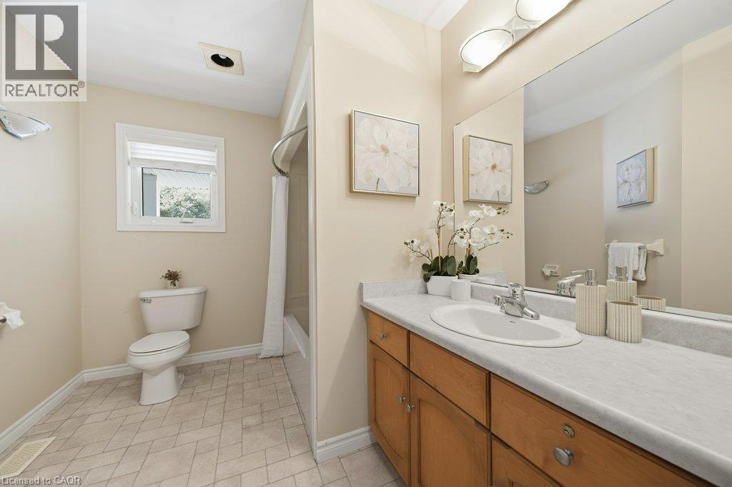 587 Sandbanks Crescent Property Photo 18