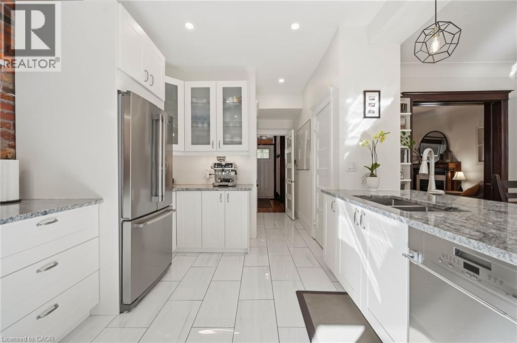 35 Fairleigh Avenue S Property Photo 5