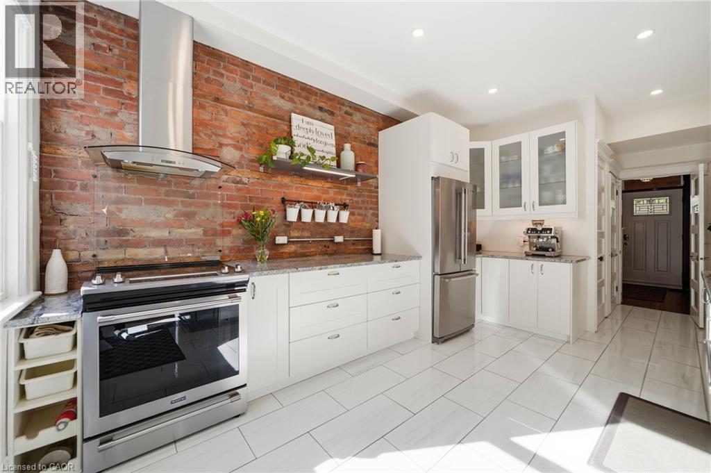 35 Fairleigh Avenue S Property Photo 8