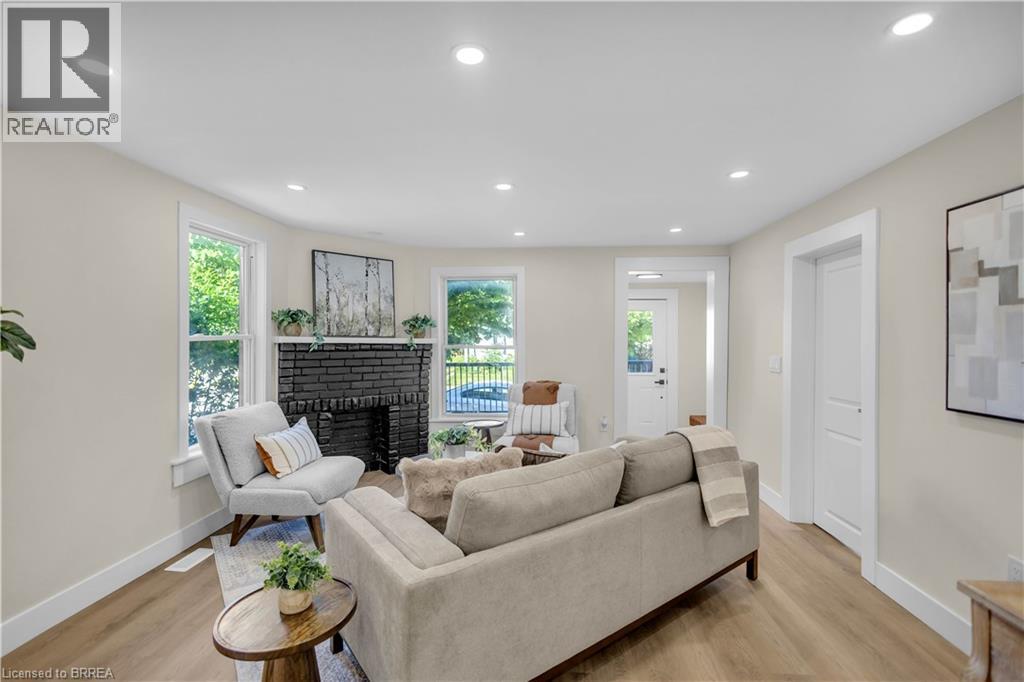 71 Kent Street N Property Photo 6