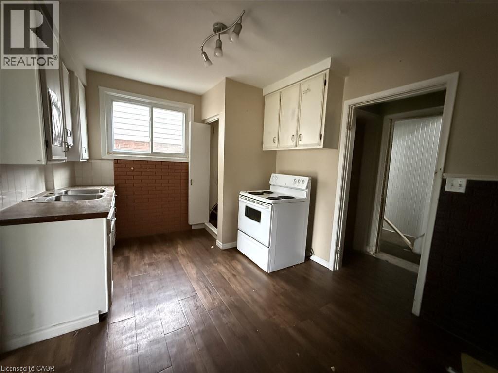 169 Huron Street Property Photo 6