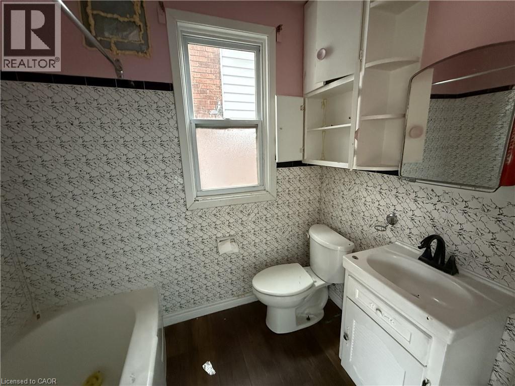 169 Huron Street Property Photo 10