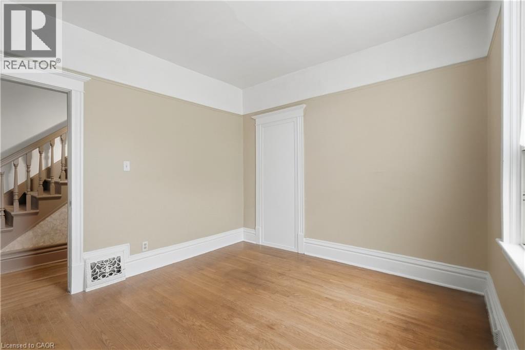 418 Main Street W Property Photo 9