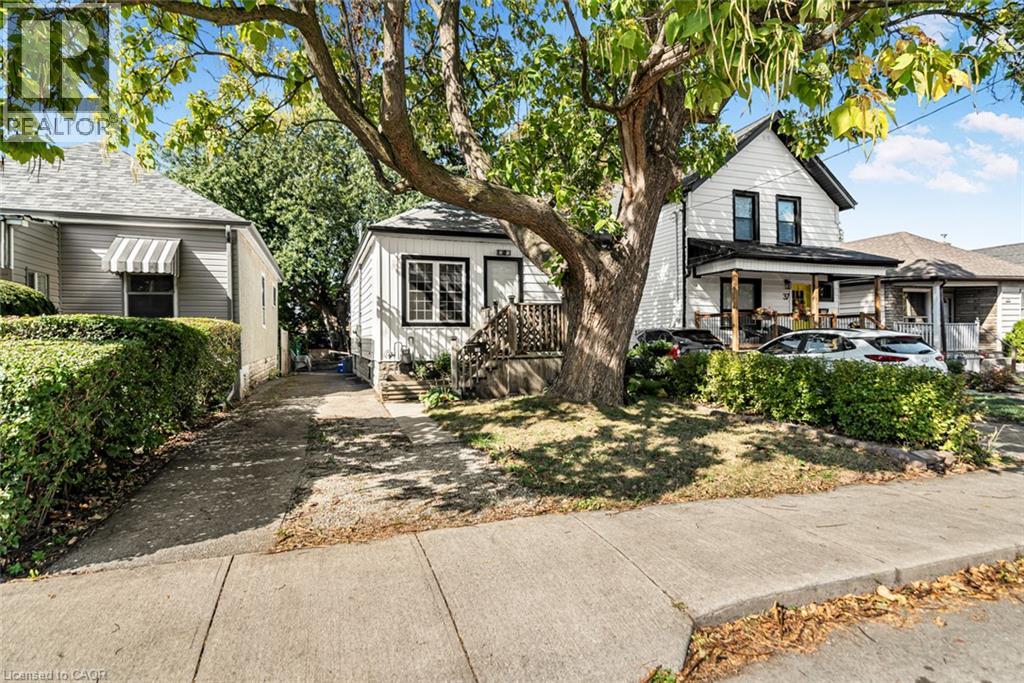 29 Wexford Avenue N Property Photo 1