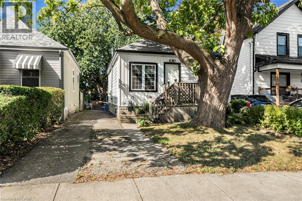 29 Wexford Avenue N Property Photo 2