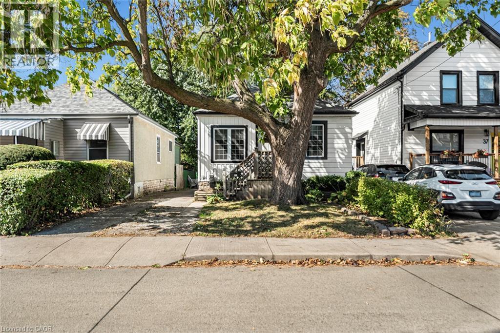 29 Wexford Avenue N Property Photo 4