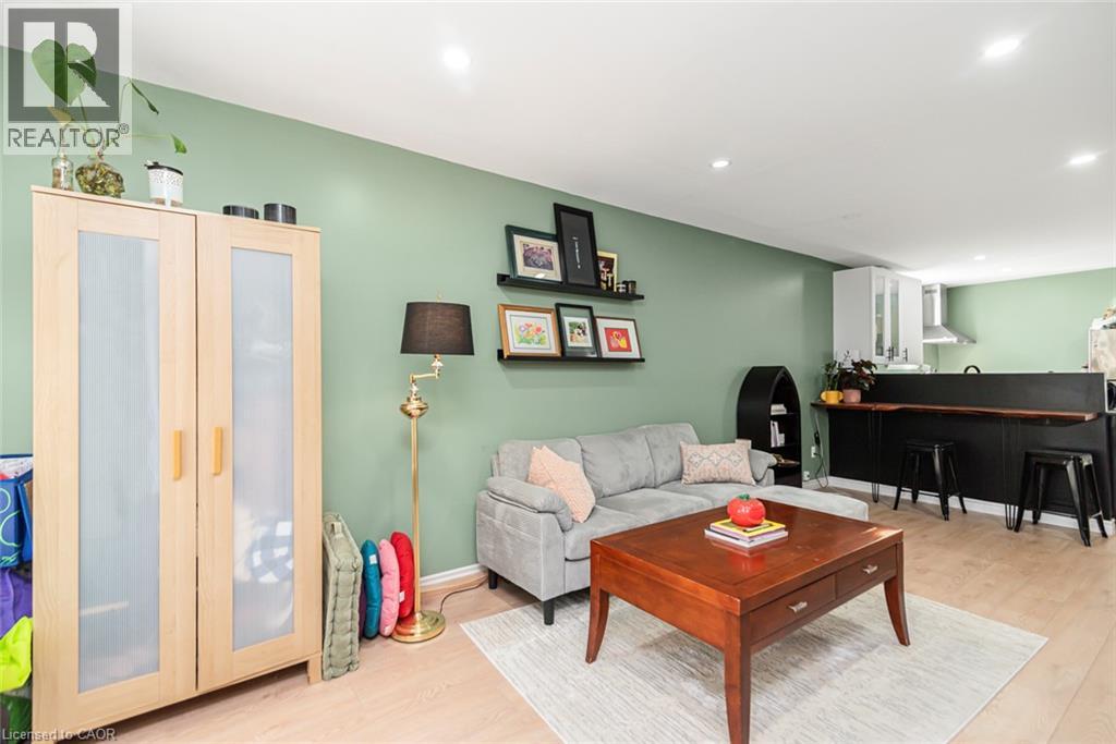 29 Wexford Avenue N Property Photo 6