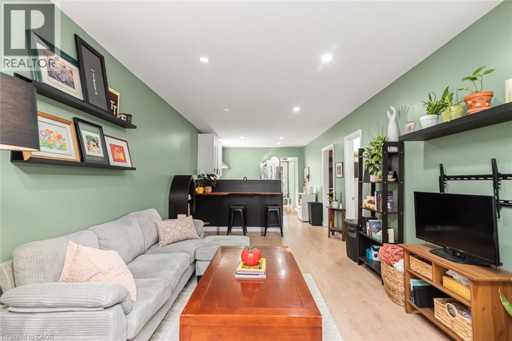 29 Wexford Avenue N Property Photo 7