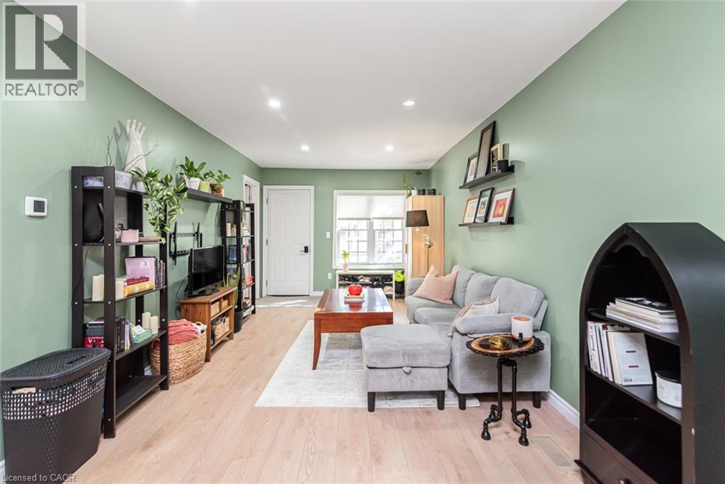 29 Wexford Avenue N Property Photo 8