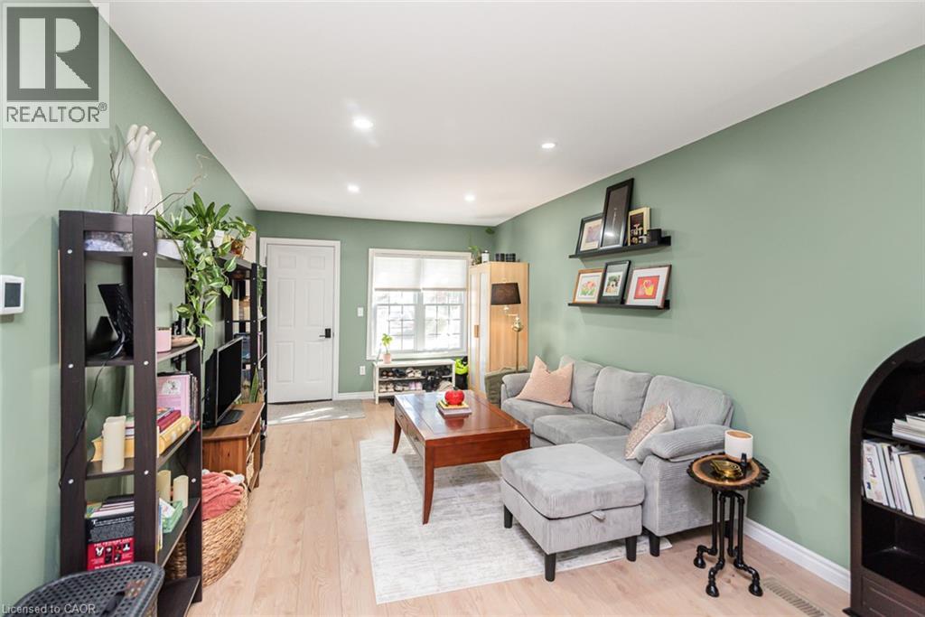 29 Wexford Avenue N Property Photo 9