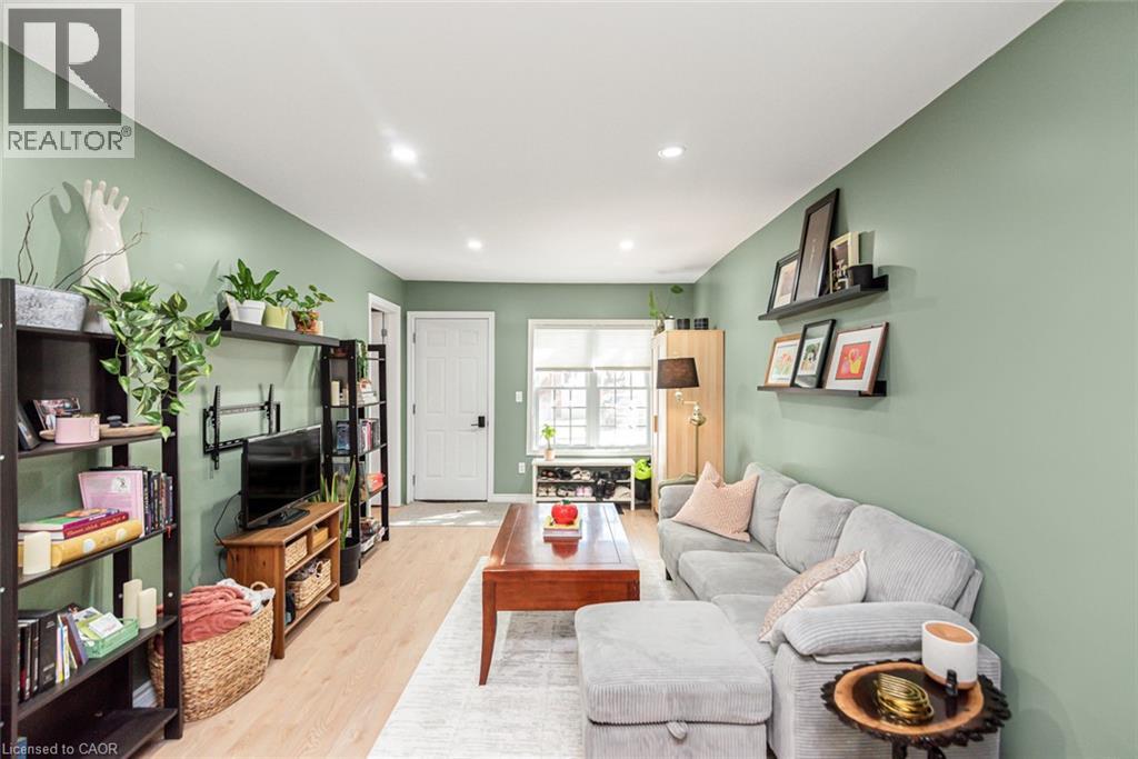 29 Wexford Avenue N Property Photo 10