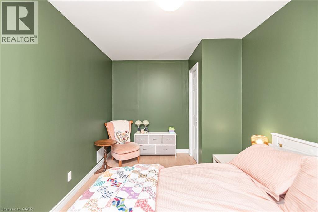 29 Wexford Avenue N Property Photo 17
