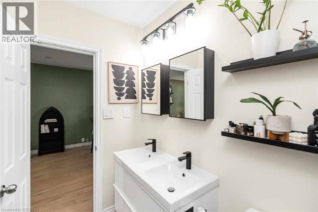 29 Wexford Avenue N Property Photo 23