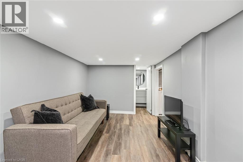29 Wexford Avenue N Property Photo 34