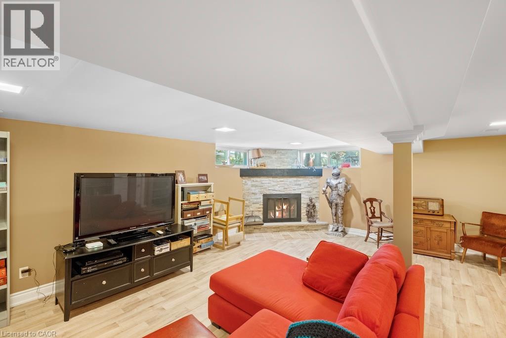 583 Stephens Crescent Property Photo 31