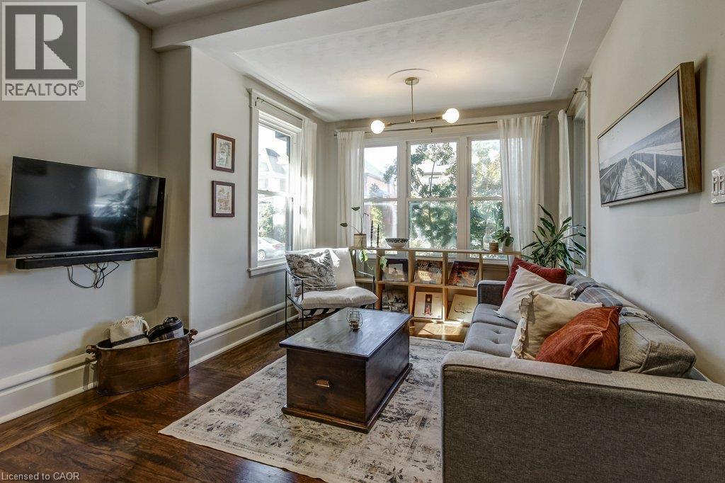 43 Rosslyn Avenue S Property Photo 8