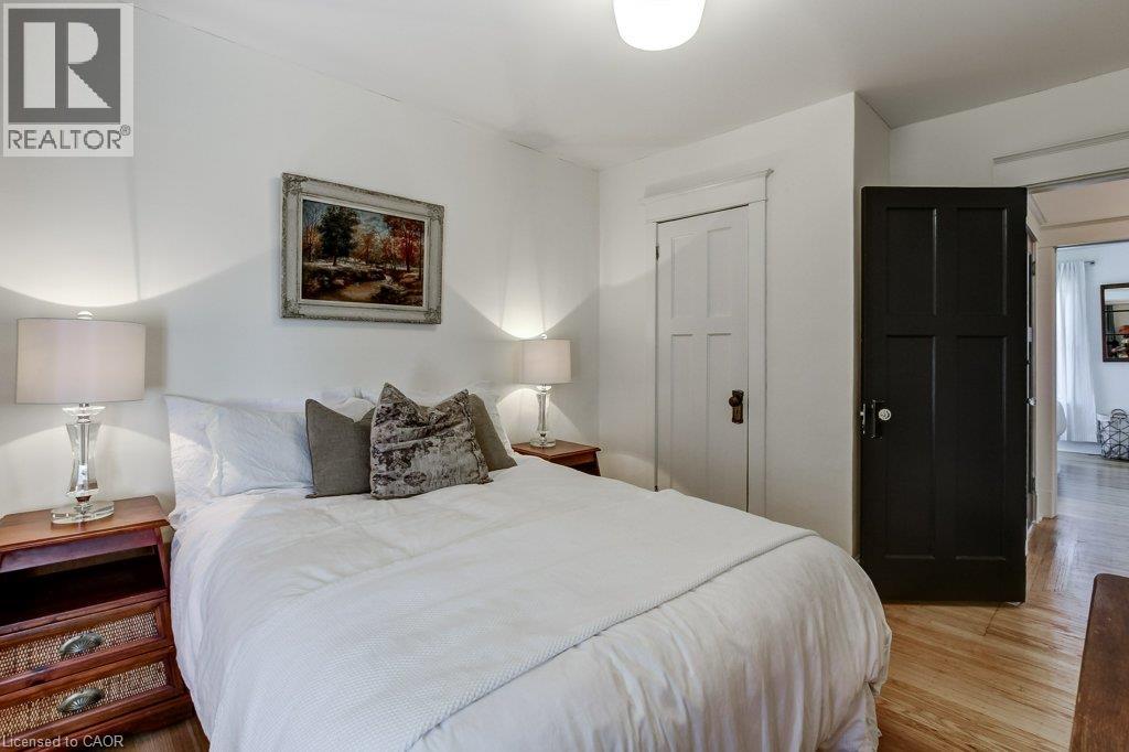 43 Rosslyn Avenue S Property Photo 23