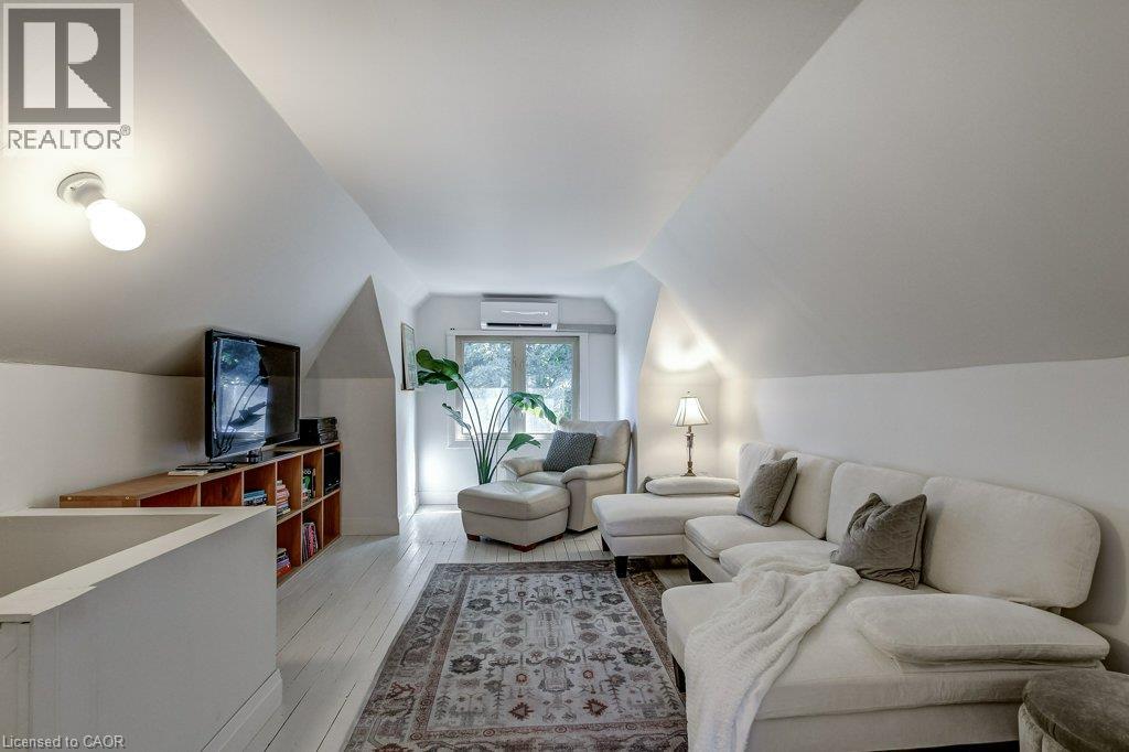 43 Rosslyn Avenue S Property Photo 33