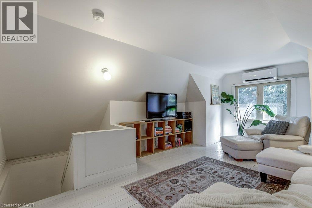 43 Rosslyn Avenue S Property Photo 34