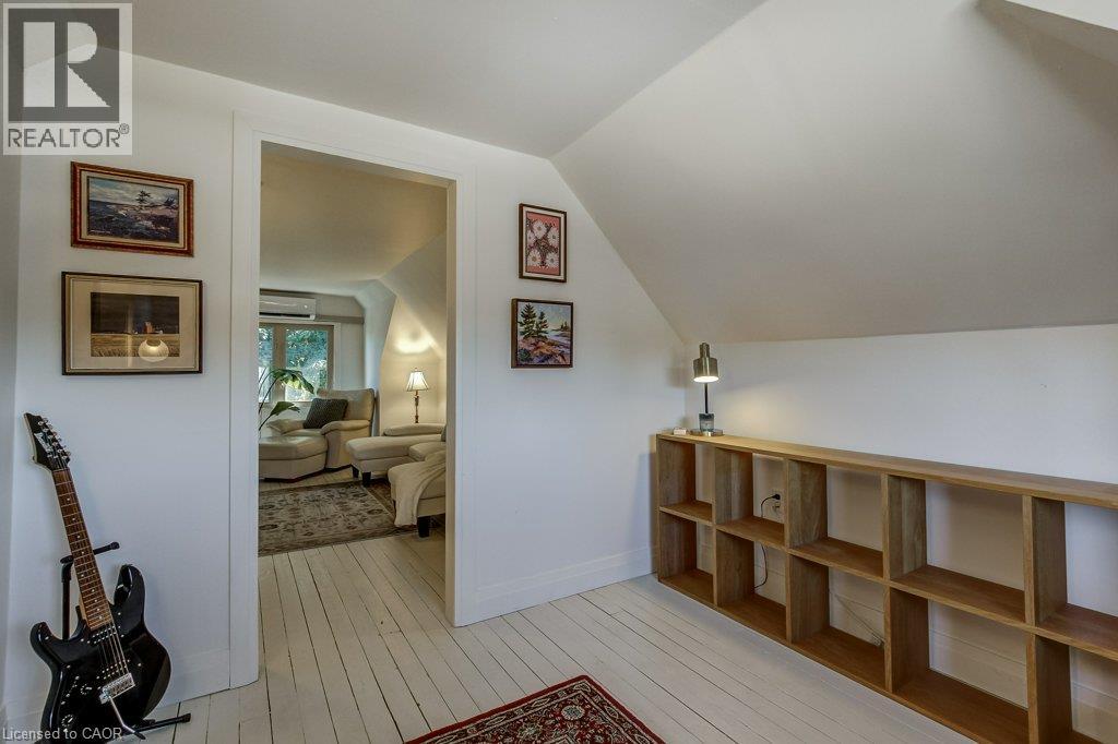 43 Rosslyn Avenue S Property Photo 38